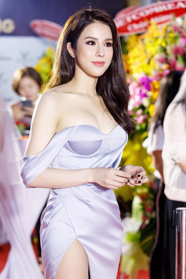 Sau 1 năm, gương mặt Diệp Lâm Anh trông tự nhiên và hài hòa hơn trước. Cô nhận được nhiều lời khen ngợi về nhan sắc trong buổi khai trương cửa hàng trà sữa của mình.