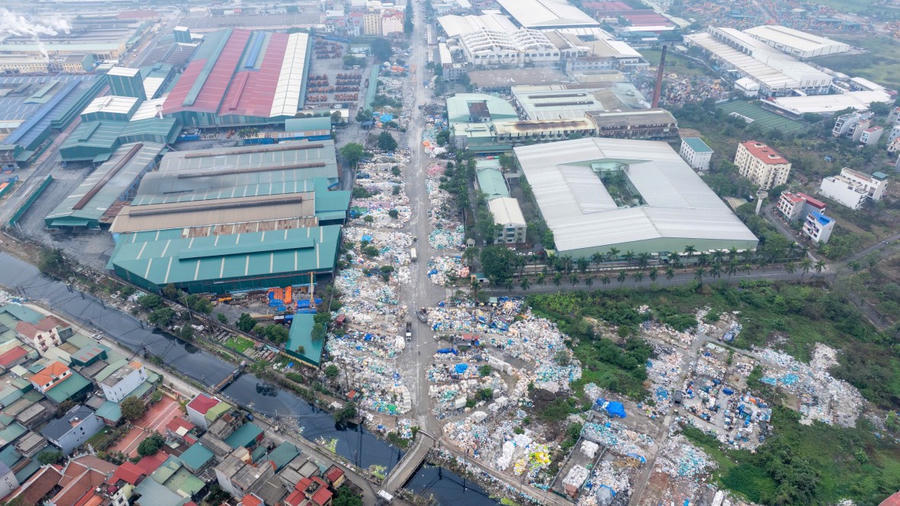 Nhựa thành phẩm và rác thải tràn lan trên đường giao thông, sát cạnh hệ thống kênh thủy lợi.