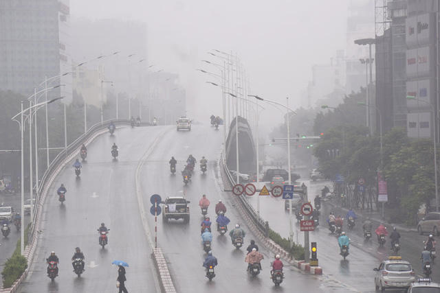 Lúc 9h trên đoạn cầu vượt Nguyễn Chí Thanh.