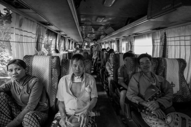 Các bệnh nhân quê Phú Yên ổn định chỗ ngồi trên ôtô. "Qua đêm nay, sáng mai là tui về tới nhà rồi", ông Phạm Xuân Bền cười tươi rói.