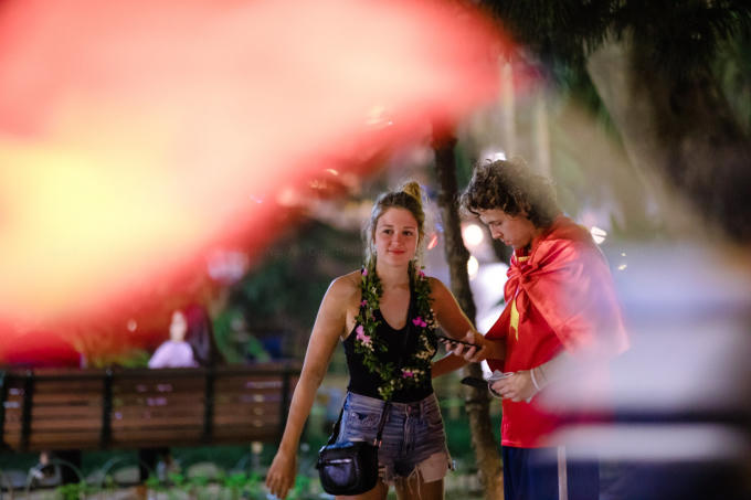 Những người ngoại quốc cũng chung vui và chúng mừng kỳ tích của U23 Việt Nam.