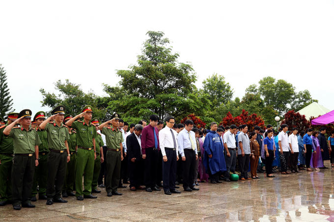 Phó thủ tướng Vũ Đức Đam dâng hương tại nghĩa trang liệt sỹ.