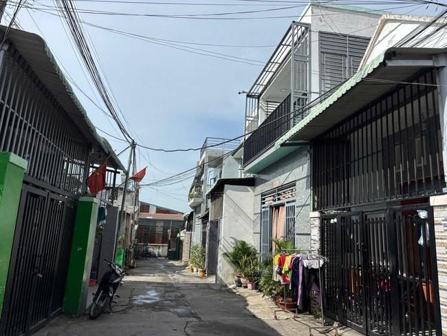 Dãy nhà xây trái phép trên đất người khác.