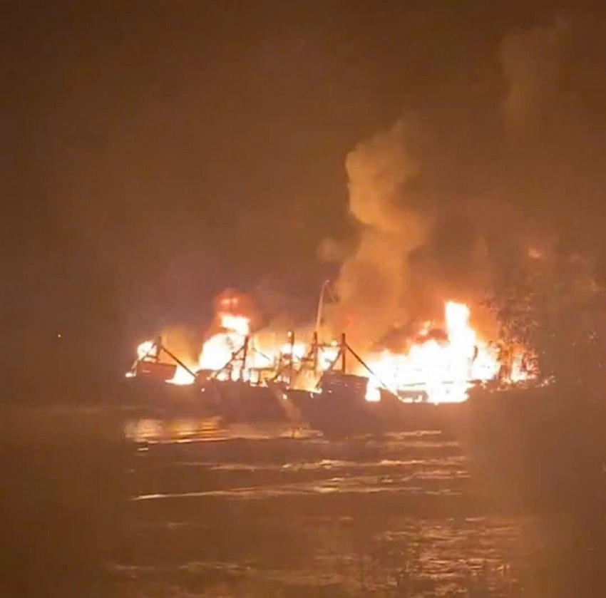 Tuy không thiệt hại về tính mạng con người nhưng 8 ghe đánh cá của ngư dân bị cháy rụi