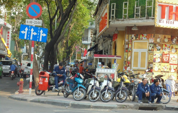 Vỉa hè trên đường Nam Kỳ Khởi Nghĩa, quận 1 hầu như bị chiếm dụng để làm bãi giữ xe.