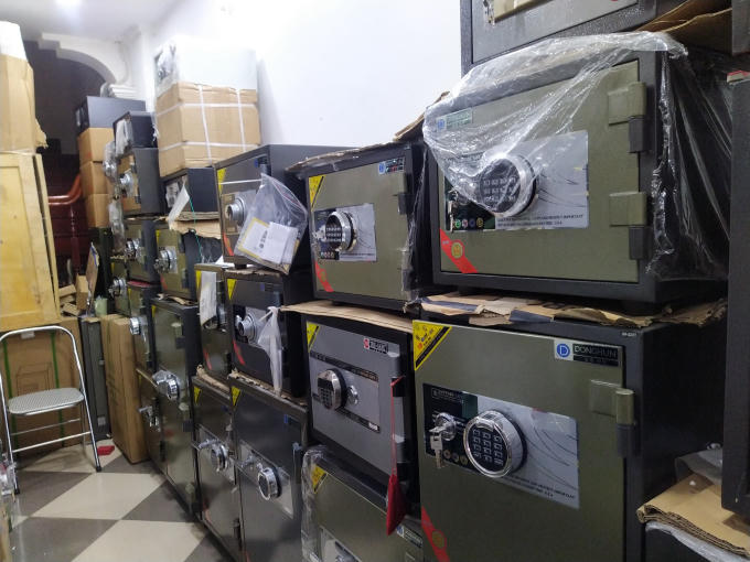 Một cửa hàng bán két sắt trên đường Mỹ Đình cho biết, họ sẽ tự bảo hành sản phẩm họ bán ra từ 3 - 5 năm.