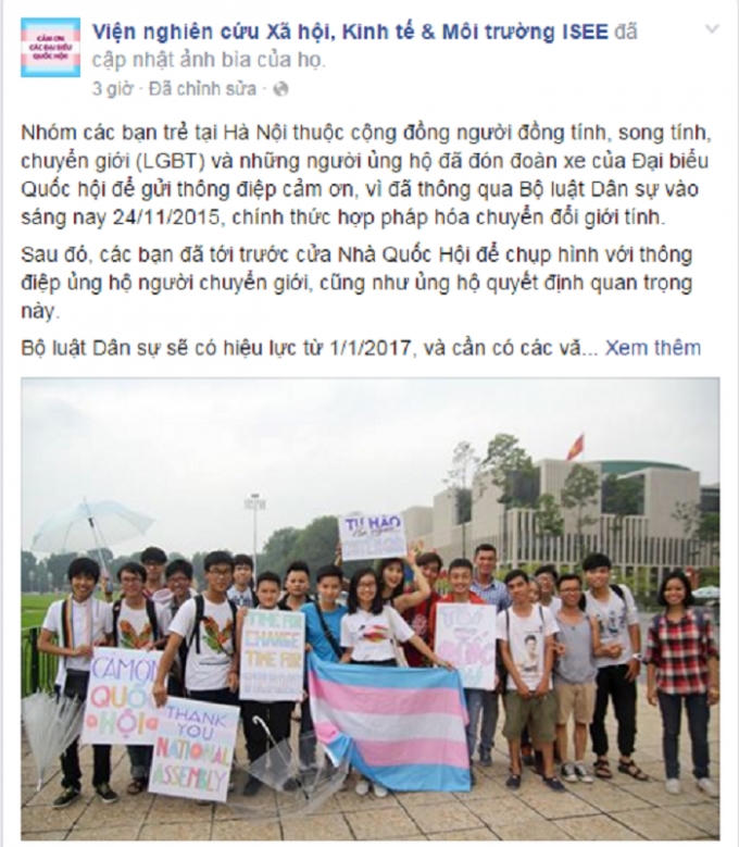 Nhóm các bạn trẻ với pa nô, áp phích ăn mừng tại khu vực Tòa nhà Quốc hội.