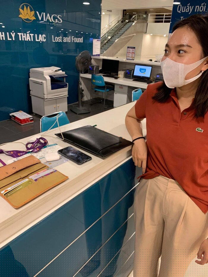 Tiếp viên Vietnam Airlines trả lại túi Louis Vuiton, có 1 chiếc điện thoại Samsung, cùng số tiền mặt khá lớn gồm 74.150.000 VNĐ và 275 USD cho hành khách bỏ quên...