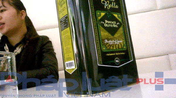 Nhân viên tư vấn của Spa Thu Trúc đang tư vấn cho khách hàng cũng loại tinh dầu sẽ được sử dụng.