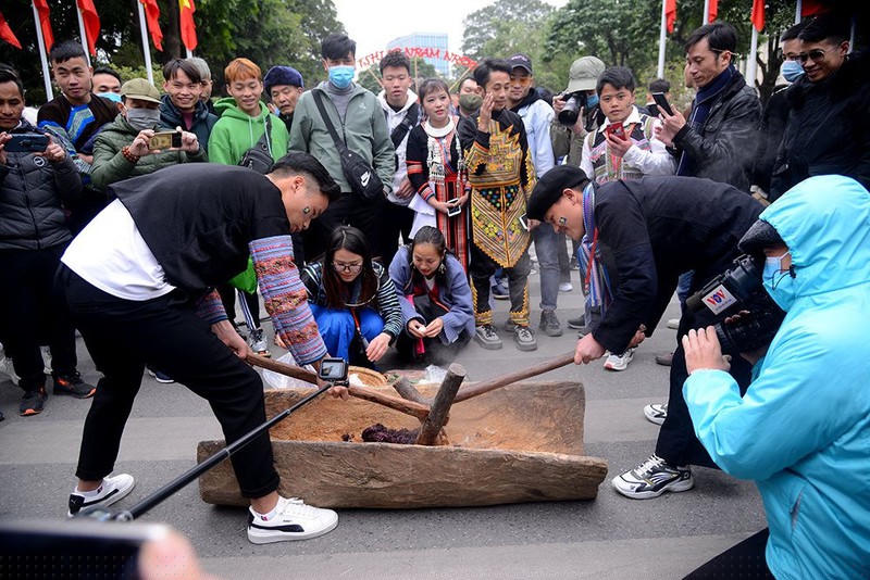 Du khách còn được thể nghiệm truyền thống giã bánh dày - một loại bánh không thể thiếu trong ngày Tết của dân tộc Mông.  