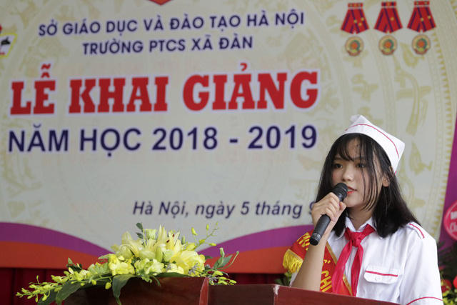 Học sinh lớp 9A Cao Thủy Ngân phát biểu cảm nghĩ trong ngày khai trường.