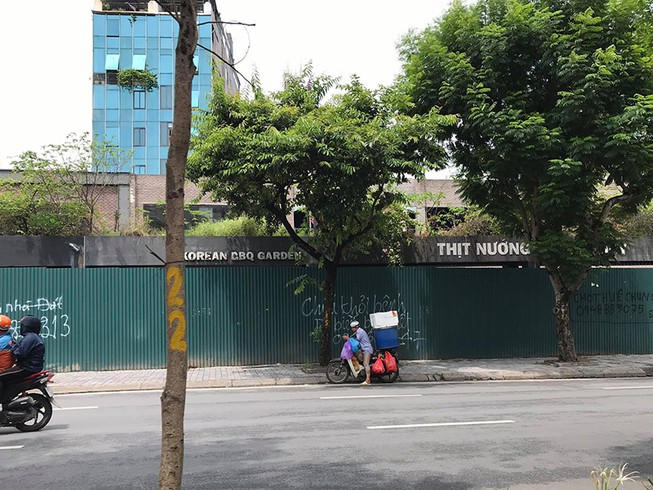 Một phần dự án cống hóa mương thoát nước Nghĩa Đô bị quây rào. Ảnh: TRỌNG PHÚ