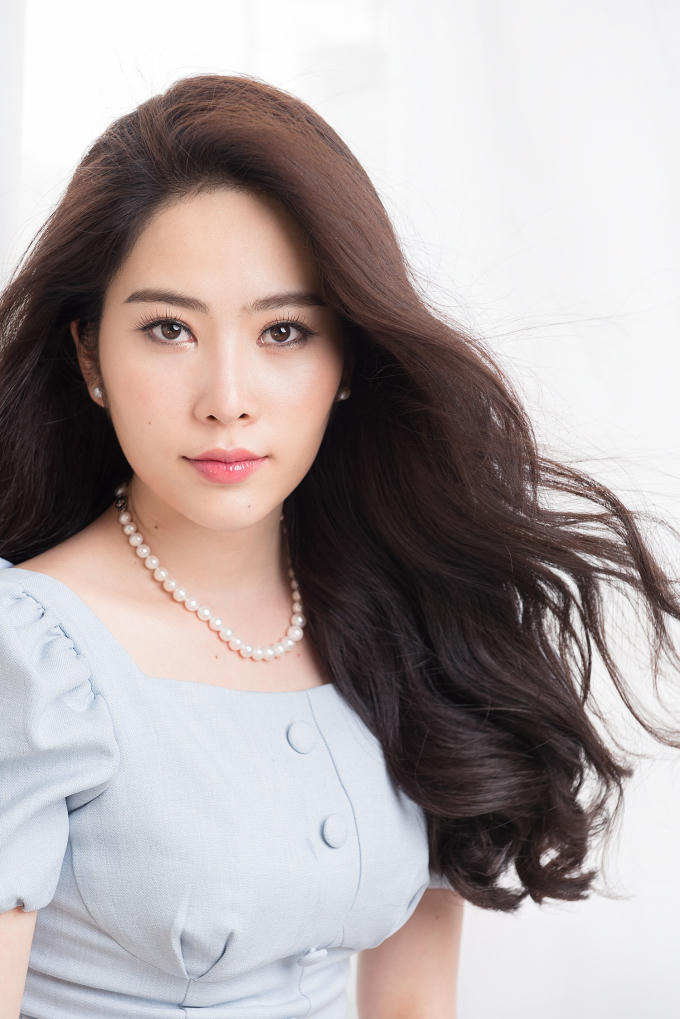 am Em cũng khoe khéo vẻ đẹp nữ tính với điểm nhấn là những vòng tay, dây chuyền, bông tai bằng ngọc trai sang trọng nhưng cũng không kém phần nhẹ nhàng, gợi cảm.