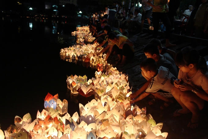 Sau khi thả hoa đăng, mọi người cùng nhau dùng tay đẩy hoa đăng trôi ra xa, tránh tụ lại một nơi. Nhiều người cho rằng, hoa đăng càng lâu tắt, ước mong của họ sẽ thành hiện thực.