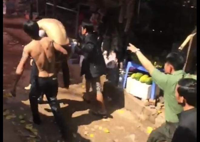 Nạn nhân được đưa lên khỏi thác.