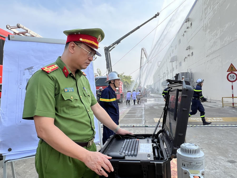 Đại tá Phạm Trung Hiếu- Trưởng phòng Cảnh sát PCCC&CNCH Công an Hà Nội trực tiếp chỉ huy chữa cháy. Ảnh: CACC