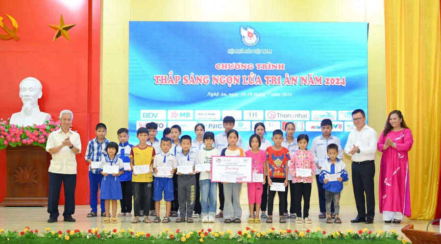 Hội Nhà báo Việt Nam cùng nhà tài trợ tặng quà cho các em học sinh nghèo vượt khó - Ảnh Hội Nhà báo Việt Nam.