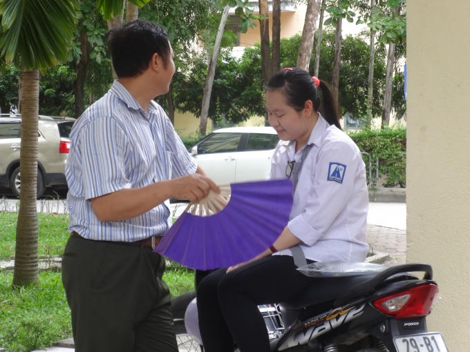 Trước khi vào phòng thi dự thi môn Vật Lý, 2 bố con trò chuyện, chia sẻ về bài thi môn Ngữ Văn sáng 2/7.