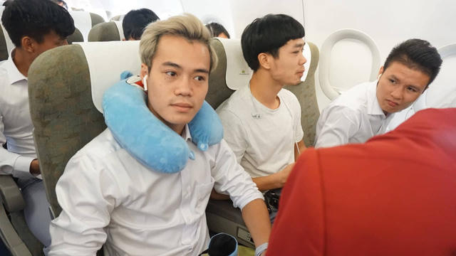 Các cầu thủ Olympic Việt Nam lên máy bay rời Indonesia.