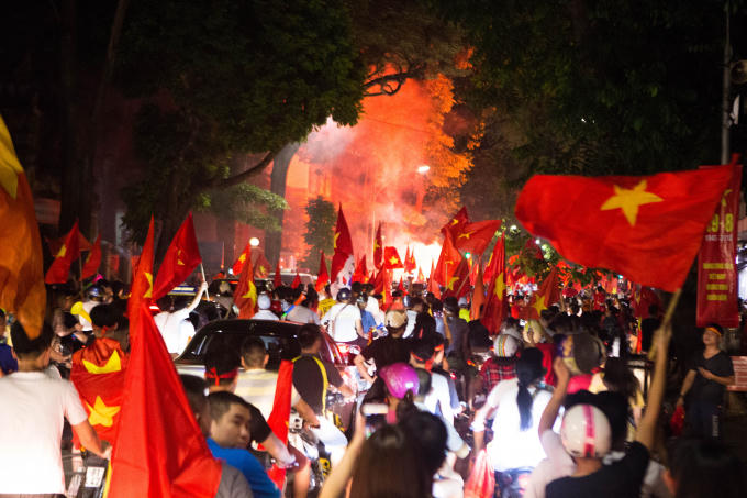 Sau tiếng còi kết thúc trận đấu giữa Olympic Việt Nam và Syria, mọi ngả đường trung tâm TP Hà Nội gần như chật cứng sắc cờ mừng chiến thắng.