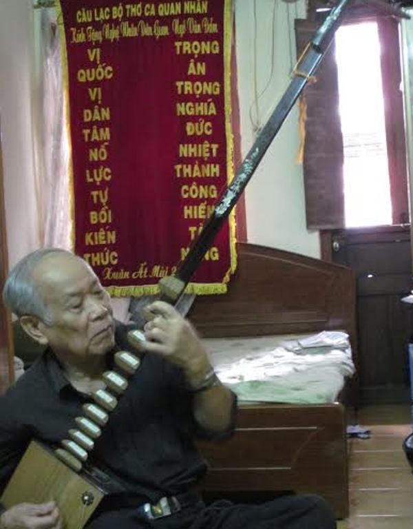 Dù tuổi đã cao nhưng nghệ nhân dân gian Ngô Văn Đảm vẫn luôn tìm tòi, học hỏi.