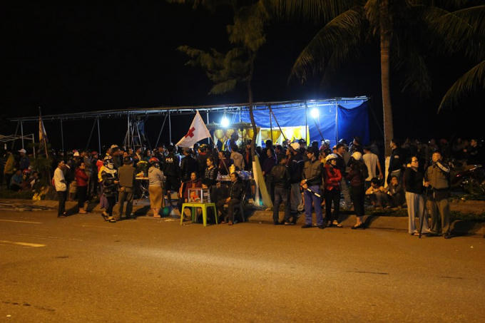 Gia đình nạn nhân tiếp nhận thi thể anh Hoành sau 12 ngày mất tích trên biển.