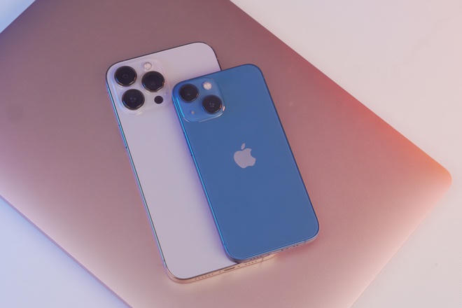 Ngoại hình tổng thể của máy không có nhiều khác biệt so với mẫu iPhone 12 Mini tiền nhiệm. Khi đặt cạnh iPhone 13 Pro Max, có thể thấy mẫu máy này nằm lọt thỏm bên trong. Với kích thước nhỏ gọn cùng trọng lượng nhẹ, người dùng có thể dễ dàng cầm nắm và sử dụng thiết bị này bằng một tay.