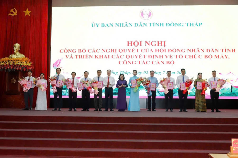 Bà Châu Thị Mỹ Phương, Phó Bí thư Tỉnh ủy, Chủ tịch HĐND tỉnh trao quyết định bổ nhiệm thành lập cơ quan chuyên môn. Ảnh: Xuân Uyên