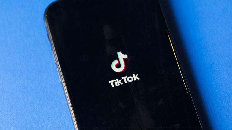 Trend mới trên TikTok có thể khiến giới trẻ tin rằng mình bị các vấn đề nghiêm trọng về thần kinh (Ảnh: Bloomberg).