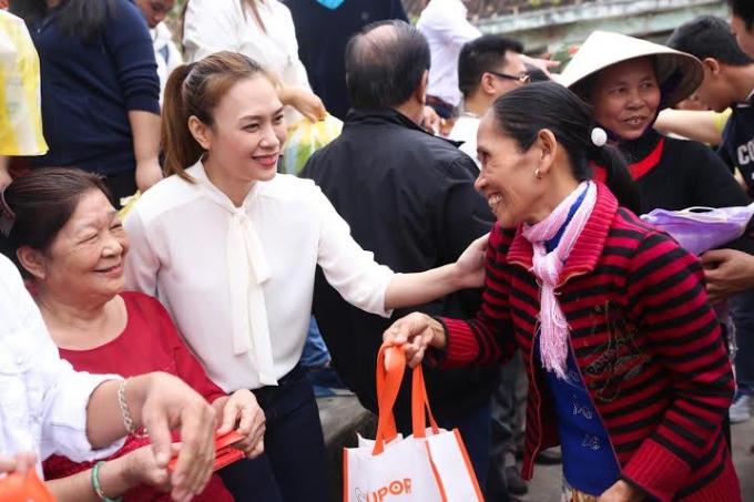 Mỹ Tâm nở nụ cười trước người dân.