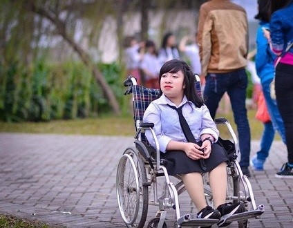 Cô gái mắc bệnh xương thủy tinh khiến nhiều người cảm phục trước nghị lực sống của mình. Ảnh: Zing News