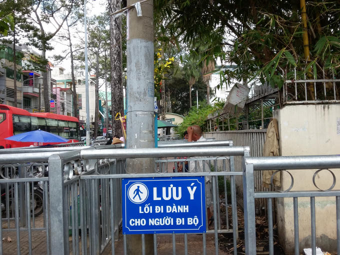 Muốn đi qua đoạn vỉa hè chưa đầy 20m, người dân phải né mình theo hình zich zắc như mê cung.