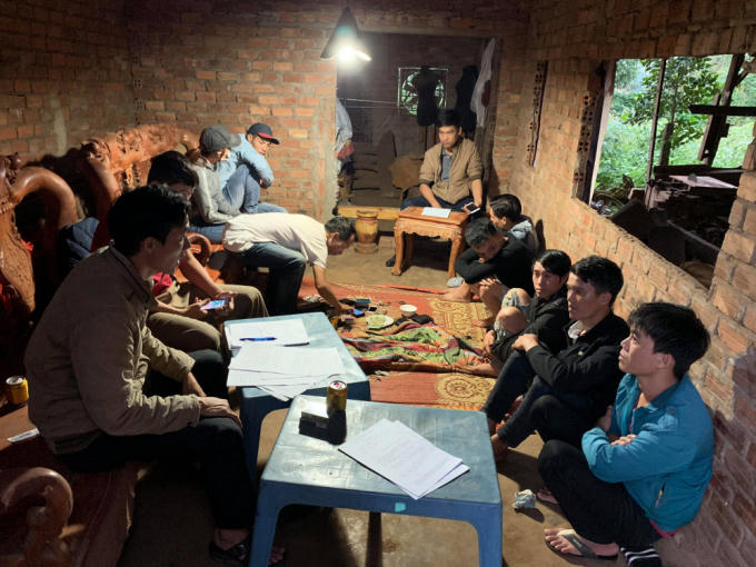 5 nghi can (bên phải) bị cảnh sát bắt quả tang đang đánh bạc bằng hình thức xóc đĩa.