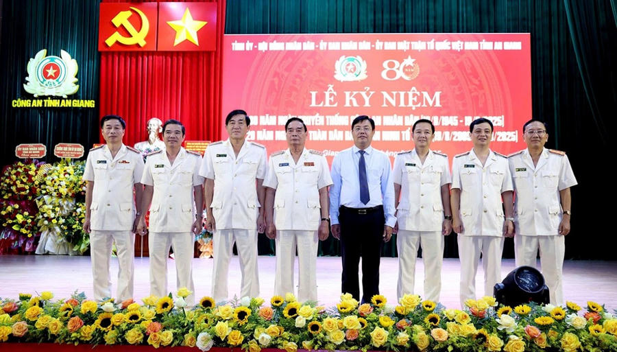 Đại tướng Lê Hồng Anh và đồng chí Nguyễn Tiến Hải, Bí thư Tỉnh uỷ An Giang cùng Ban Giám đốc Công an tỉnh An Giang