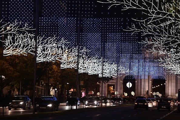 Đường phố Madrid, Tây Ban Nha, rực sáng ánh đèn trang trí chào đón năm mới 2016.