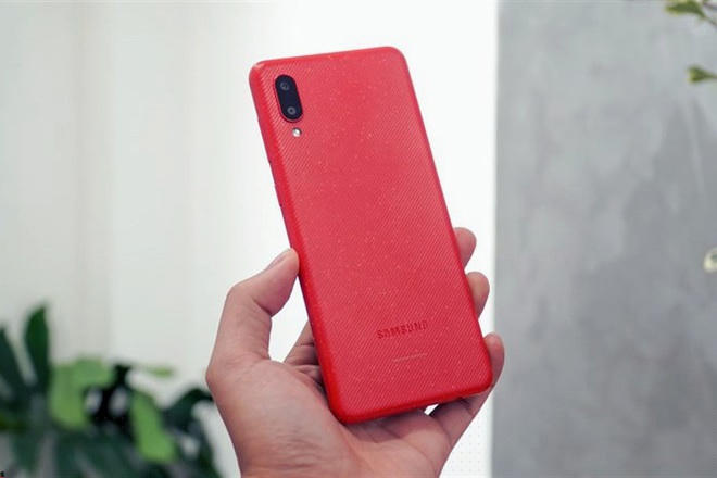 Samsung Galaxy A02 - Mẫu máy này có giá 2,6 triệu đồng và hiện là smartphone rẻ nhất của Samsung tại thị trường Việt Nam. Galaxy A02 sở hữu màn hình lớn với kích thước 6,5 inch, độ phân giải HD+. Viên pin đi kèm theo máy có dung lượng 5.000 mAh. Với con chip MediaTek MT6739W, máy chỉ có thể đáp ứng được các nhu cầu sử dụng cơ bản như duyệt web, xem video.