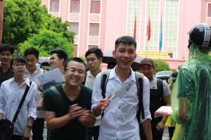 Sau 90 phút, các thí sinh kết thúc môn thi thứ 4. Theo nhận định của các em, đề thi năm nay có tính phân hóa thí sinh cao.