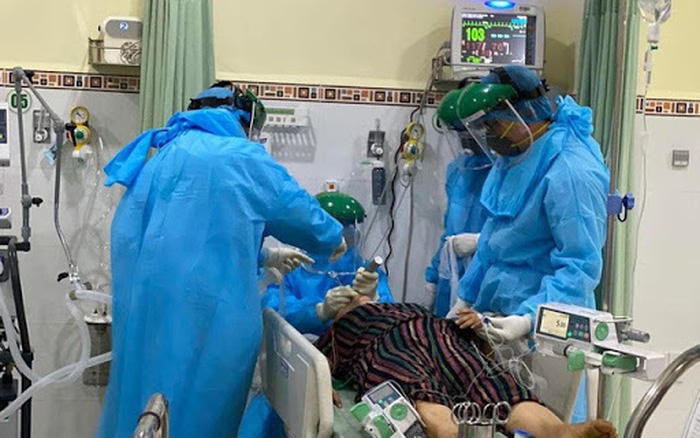 Nhân viên y tế BV Bệnh Nhiệt đới TƯ điều trị cho bệnh nhân COVID-19 (ảnh:BYT)