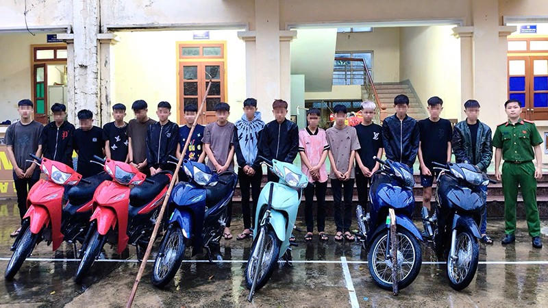 Nhóm đối tượng cùng tang vật - Ảnh Công an Nghệ An.