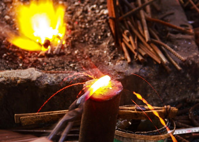 Mỗi khi vung búa lên giáng xuống những thanh sắt đỏ lừ, những 'bông hoa lửa' bỗng nở ra kì ảo.