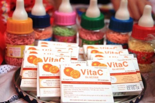 Hộp Vita C ngậm, và cốm đựng trong những chiếc bình như thế này đều là những hình ảnh rất đỗi quen thuộc trong miền kí ức trong tuổi thơ mỗi 8x,9x lúc ấy. Ảnh: sưu tầm.