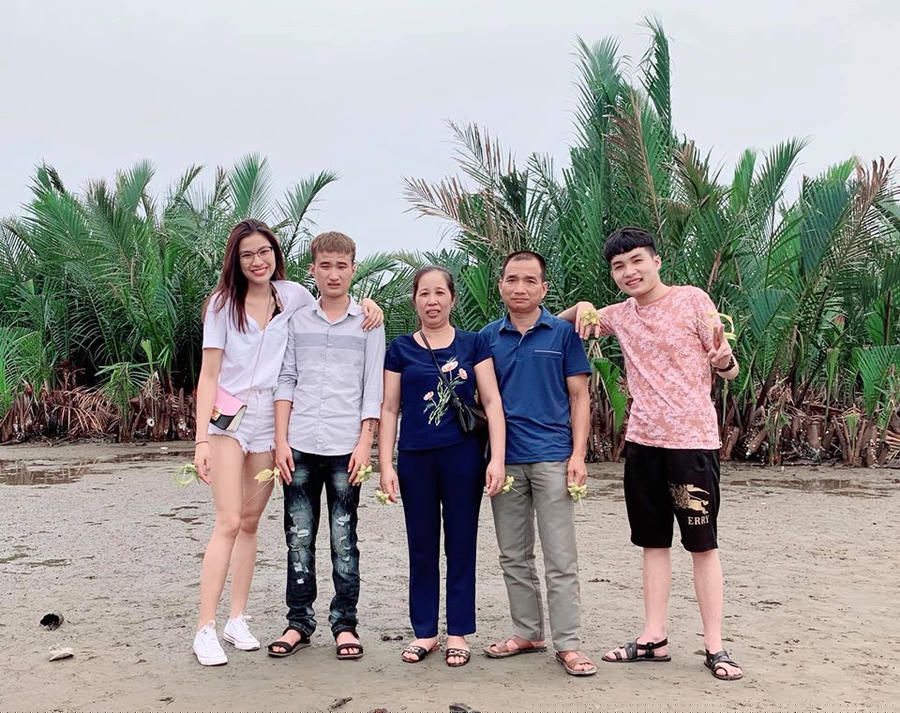 ngo ngang a hau bi tuoc danh hieu phai o nha thue, di lam bang xe may hinh anh 4