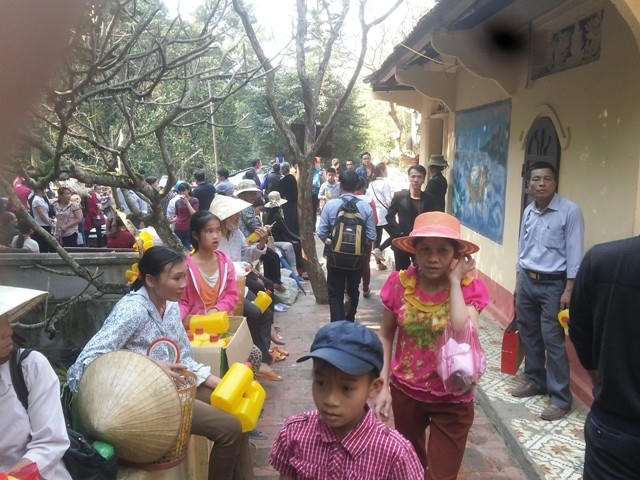 Phủ Na có tiếng là linh thiêng. Hơn nữa lại nằm giữa núi rừng có phong cảnh hữu tình, nên mỗi dịp đầu Xuân luôn thu hút hàng vạn du khách tham quan. (Ảnh: A.Thắng)