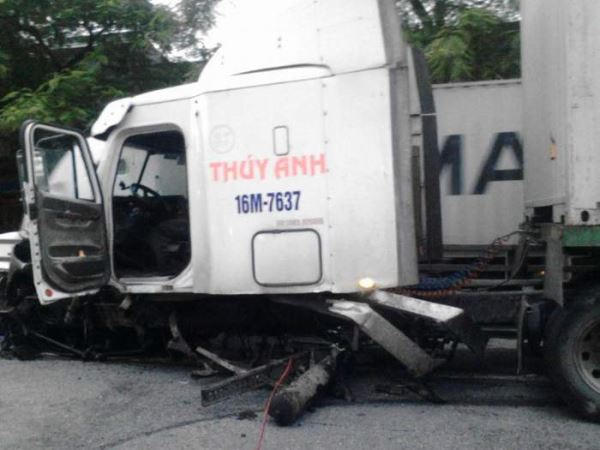 Sáng ngày 31/8/18 xe đầu kéo mang BKS 16M7637 đã đâm vào mấu Cầu Vượt Lạch Tray hướng Hà Nội về Cảng Hải Phòng.