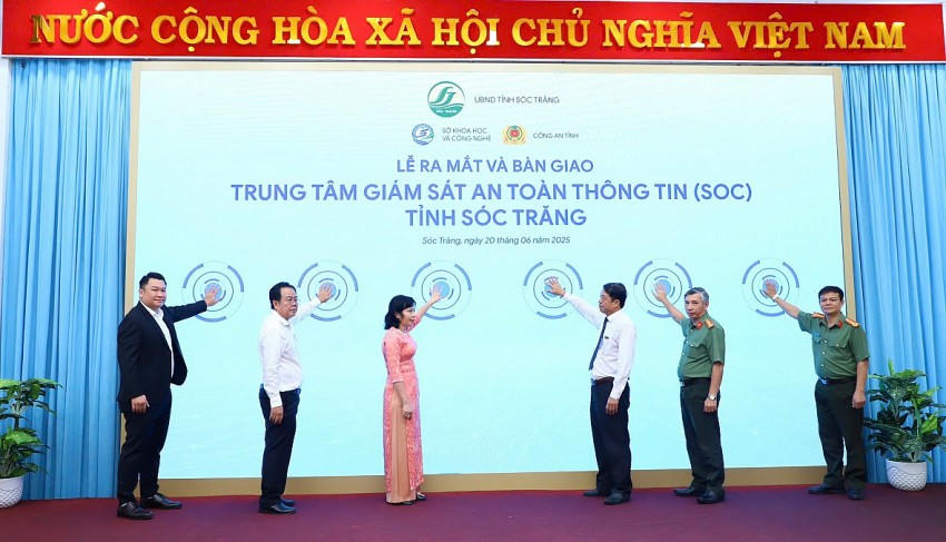 Đại biểu thực hiện nghi thức ra mắt Trung tâm SOC Sóc Trăng. Ảnh: Nguyễn Hoàng