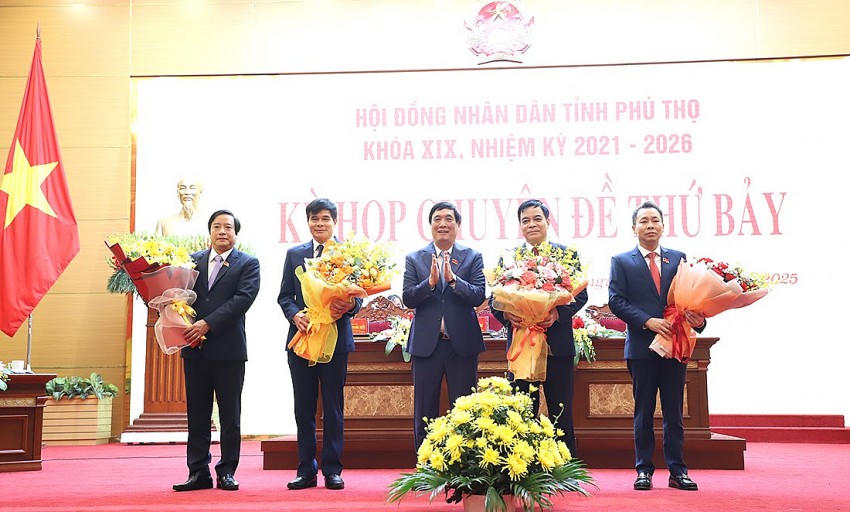 Bí thư Tỉnh ủy Phú Thọ chúc mừng các đồng chí được bầu giữ chức vụ mới và chia tay các đồng chí nghỉ, chuyển công tác.