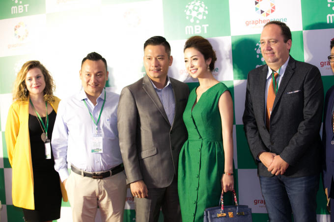 Hoa hậu Jennifer Phạm xuất hiện đẹp đôi cùng ông xã