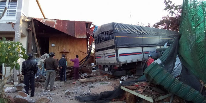 Hiện trường xe tải lao vào nhà dân lúc rạng sáng.