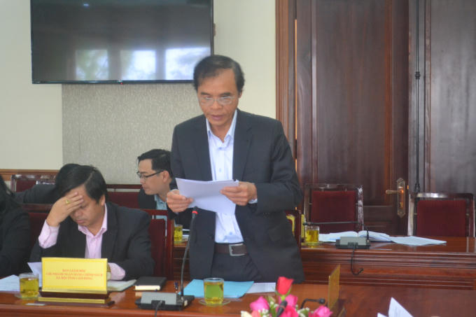 Ông Huỳnh Thanh Lân - Giám đốc NHCSXH tỉnh Lâm Đồng báo cáo tóm tắt kết quả hoạt động năm 2017 và phương hướng hoạt động năm 2018.