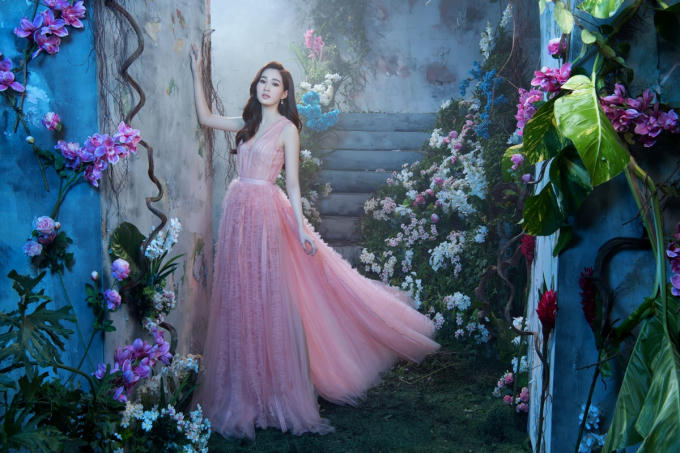 Bộ sưu tập có sự xuất hiện của hoa hậu Đăng Thu Thảo - Đại sứ thương hiệu thời trang Elise nhiều năm nay. Hoa hậu Thu Thảo khoe nhan sắc sáng bừng lộng lẫy trong thiết kế đầm dài tôn dáng.